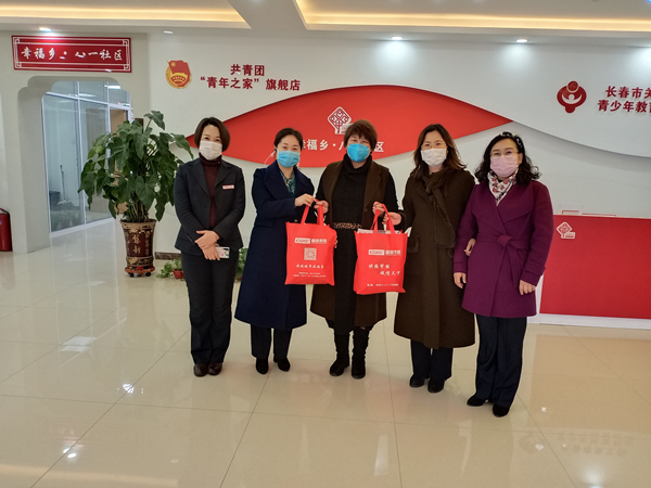 2。新城供熱公司為社區(qū)捐贈(zèng)口罩.png