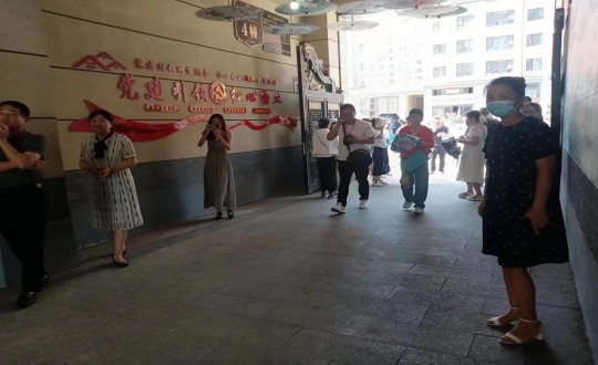 15.市婦聯(lián)馮主席、機關(guān)黨工委盧書記及各機關(guān)單位領(lǐng)導(dǎo)蒞臨物業(yè)總公司金鼎陽光紅心物業(yè)小區(qū)_副本.jpg