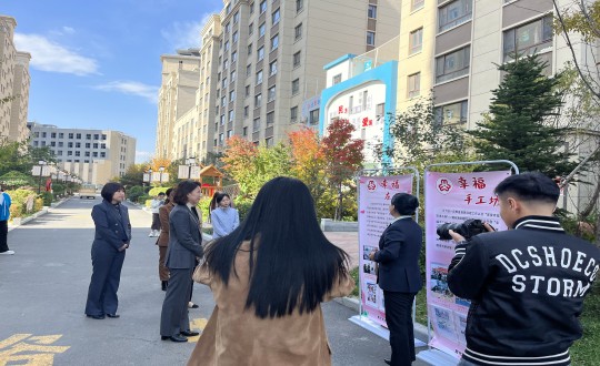 18.延邊州婦聯(lián)、敦化市婦聯(lián)、勝利街道及文苑社區(qū)領(lǐng)導(dǎo)一行蒞臨物業(yè)總公司參觀學(xué)習(xí)_副本.jpg