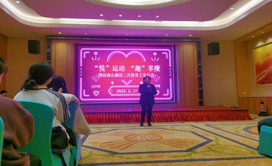 8.李瓊?cè)A總經(jīng)理為過生日員工送上祝福_副本.jpg
