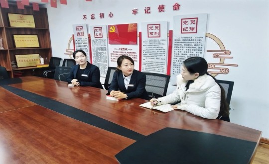 13.敦化市勝利街道文苑社區(qū)非公黨建指導(dǎo)員林琳蒞臨物業(yè)總公司敦化項目黨支部開展摸排走訪工作_副本.jpg