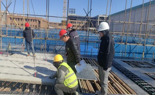 6.裝配式總公司技術員在惠澤高中工地現(xiàn)場核查疊合板尺寸與點位偏差問題_副本.jpg
