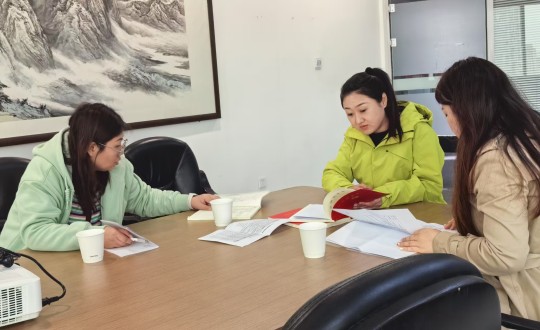1.區(qū)社工部蒞臨國信集團(tuán)黨委考察調(diào)研_副本.jpg