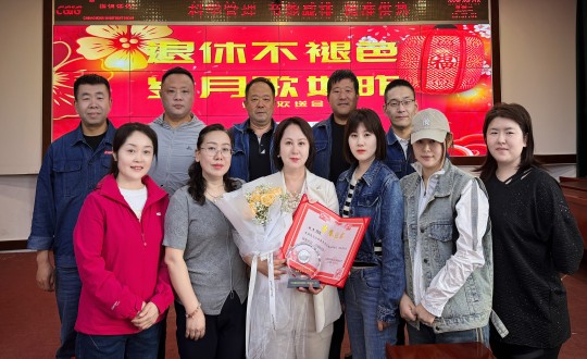 8.供熱總公司新城分公司為客服員張雷舉辦退休儀式_副本.jpg